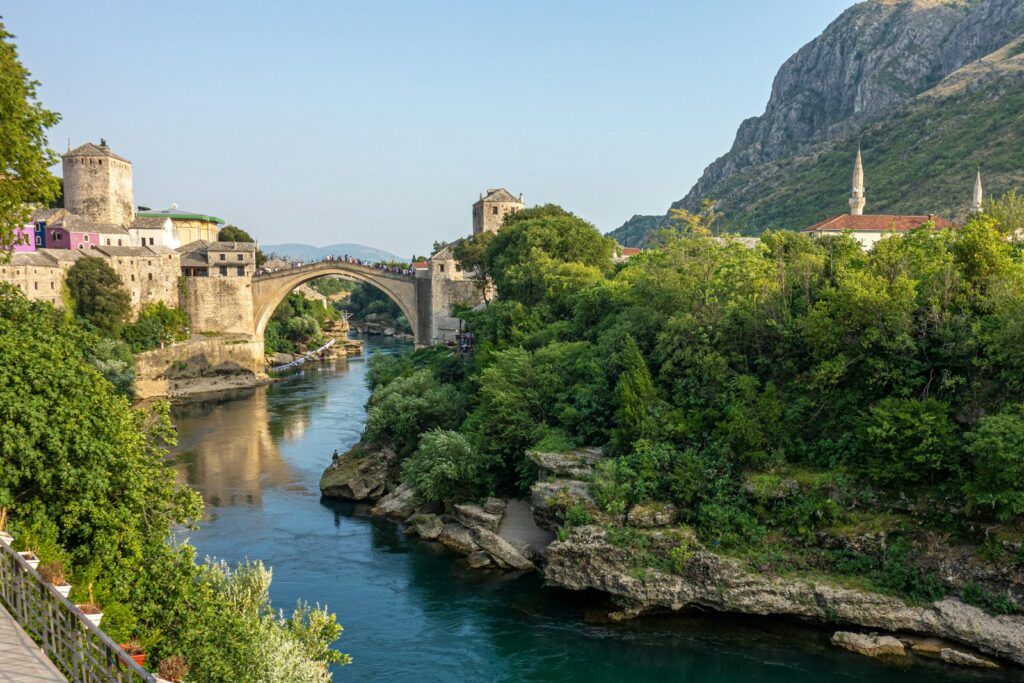 Alte Brücke über dem Fluss